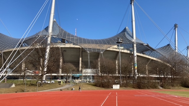 220312 Aufwärmen unter Olympiadach